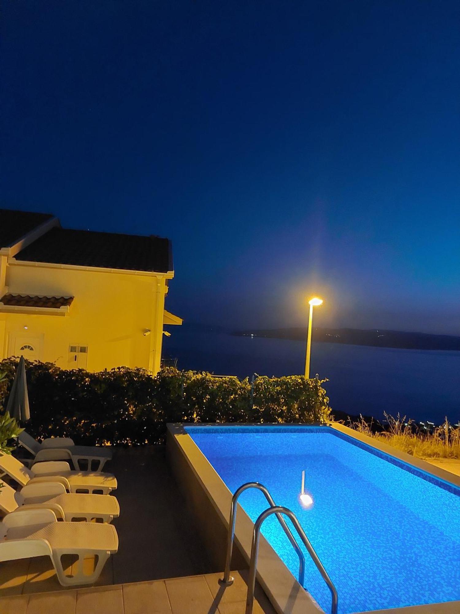 Charmy Petra With Pool Makarska